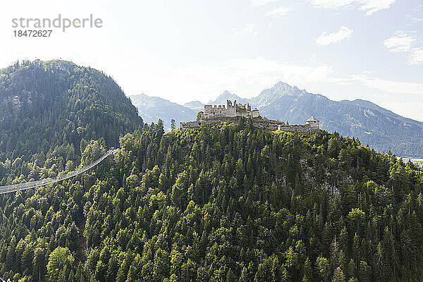 Österreich  Tirol  Reutte  Blick auf die Burg Ehrenberg und die umliegende Landschaft im Sommer