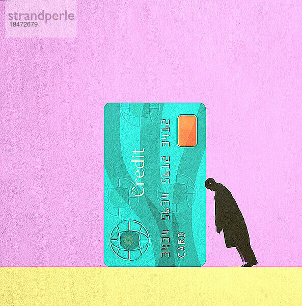 Silhouette eines Mannes  der sich auf eine übergroße Kreditkarte stützt