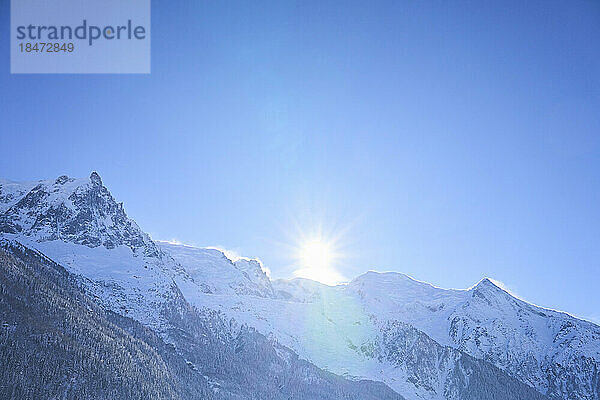 Schneebedeckte Berge unter blauem Himmel an einem sonnigen Tag