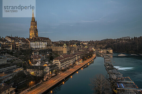 Schweiz  Kanton Bern  Bern  Altstadt von der Kirchenfeldbrücke in der Abenddämmerung aus gesehen