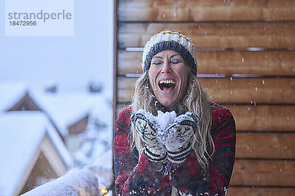 Fröhliche reife Frau genießt den Schnee