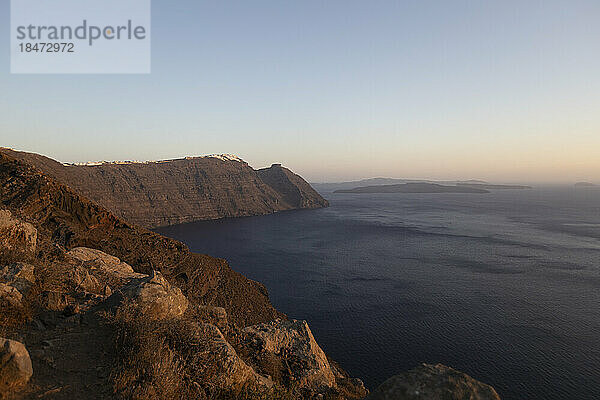 Malerische Aussicht auf die Caldera bei Sonnenuntergang  Santorini  Griechenland