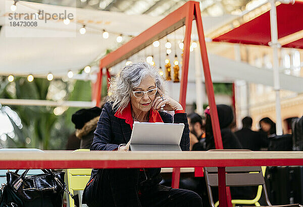 Geschäftsfrau mit Tablet-PC auf dem Tisch im Café