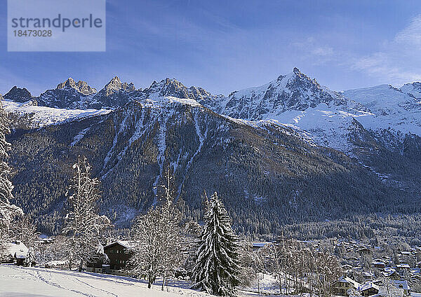 Malerische Aussicht auf schneebedeckte Berge an sonnigen Tagen