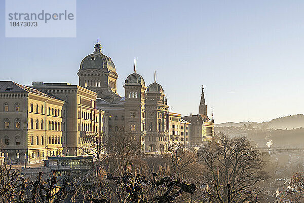 Schweiz  Kanton Bern  Bern  Außenansicht des Bundeshausgebäudes im Morgengrauen