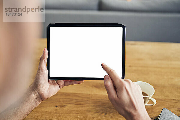 Mann berührt leeren Bildschirm eines digitalen Tablets