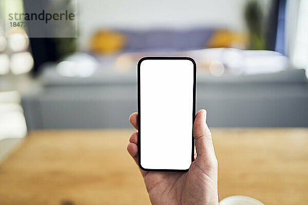 Hand hält Smartphone mit leerem Bildschirm