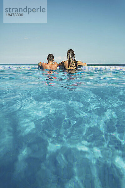 Paar verbringt Urlaub im Schwimmbad