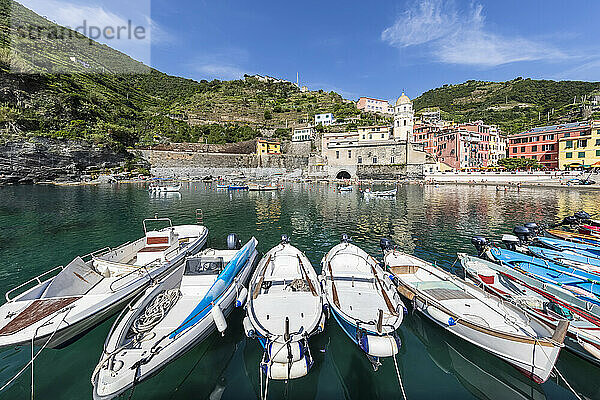 Italien  Ligurien  Vernazza  Boote liegen am Rande der Küstenstadt entlang der Cinque Terre