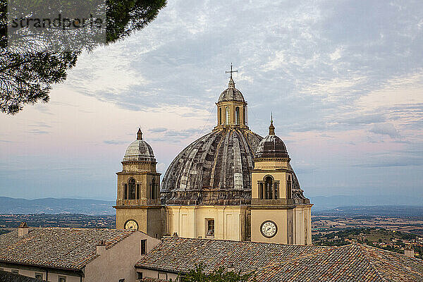 Architektonische Kuppel der Basilika Santa Margherita unter bewölktem Himmel