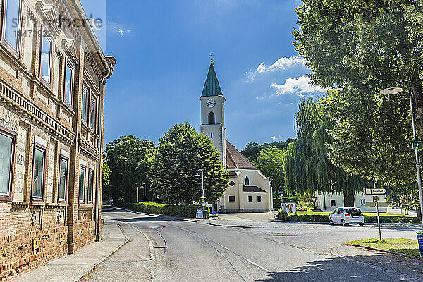 Österreich  Niederösterreich  Kreuzstetten  leere Straße vor der kleinen Stadtkirche im Sommer