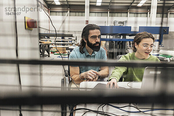 Ingenieure arbeiten in der Fabrik am Laptop