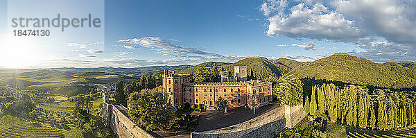 Italien  Toskana  San Regolo  Luftaufnahme des Castello di Brolio und der umliegenden Landschaft bei sommerlichem Sonnenuntergang