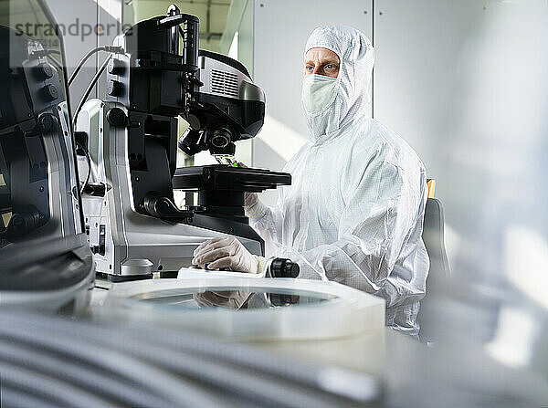 Techniker mit Mikroskop im Labor