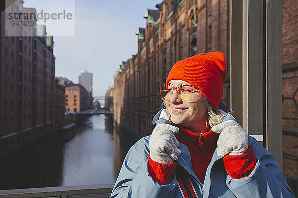 Lächelnde Frau in warmer Kleidung