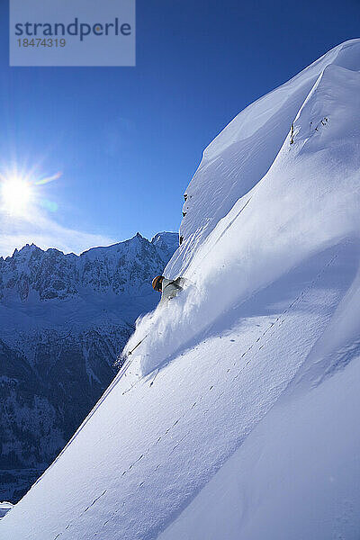 Reife Frau fährt auf einem schneebedeckten Berg Ski