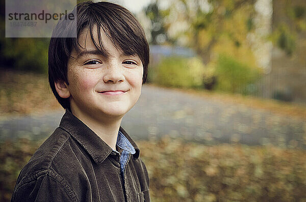 Netter Junge lächelt im Park
