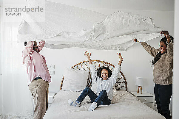 Glückliche Familie genießt es gemeinsam im Schlafzimmer zu Hause