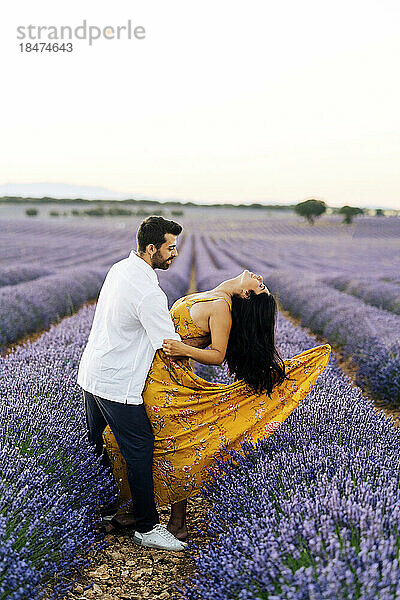 Romantisches Paar steht im Lavendelfeld