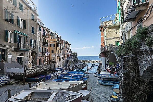 Italien  Ligurien  Riomaggiore  Reihe von Booten am Rande der Küstenstadt entlang der Cinque Terre
