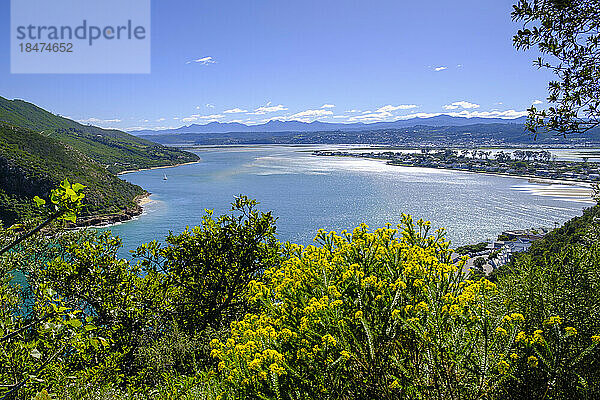 Südafrika  Ostkap  Blick auf die Lagune von Knysna im Sommer