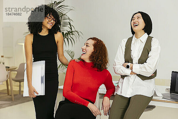 Glückliche Geschäftsfrauen  die Spaß im Besprechungsraum im Büro haben