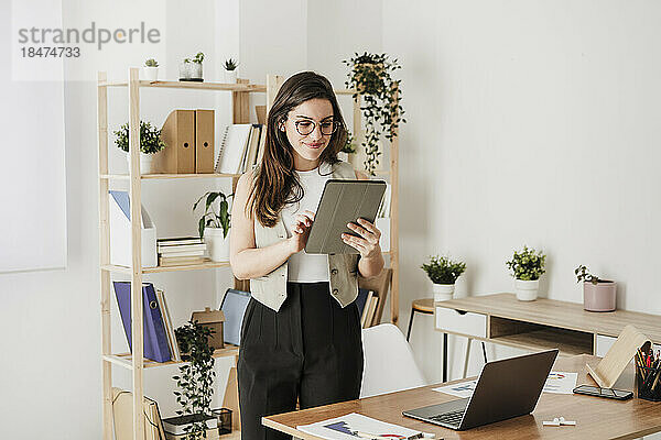 Geschäftsfrau nutzt Tablet-PC im Büro