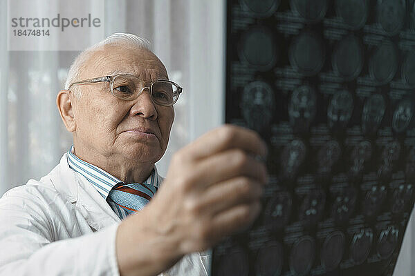 Oberarzt untersucht Röntgenbild im Krankenhaus