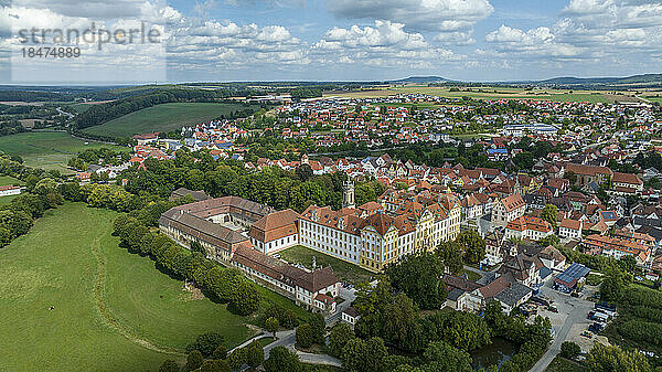 Deutschland  Bayern  Ellingen  Luftaufnahme der Residenz und Brauerei Ellingen im Sommer