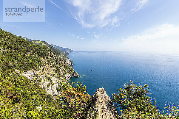 Italien  Ligurien  Klippen der Cinque Terre im Sommer