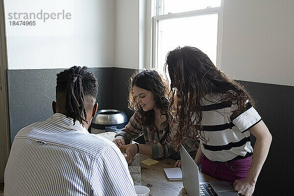 Geschäftsfrauen besprechen Pläne mit Geschäftsmann im Büro