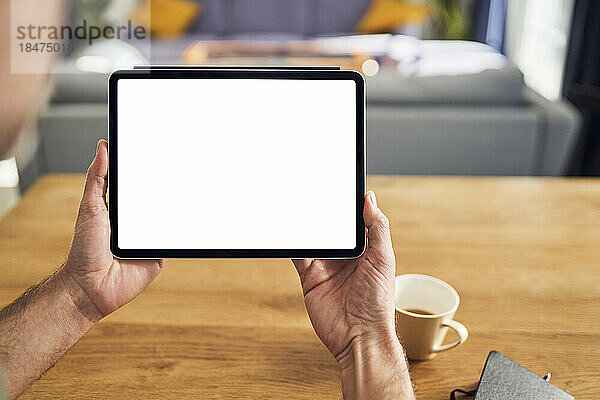 Hand hält digitales Tablet mit leerem Bildschirm