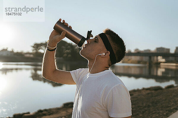 Durstiger Mann trinkt nach dem Sport Wasser aus der Flasche