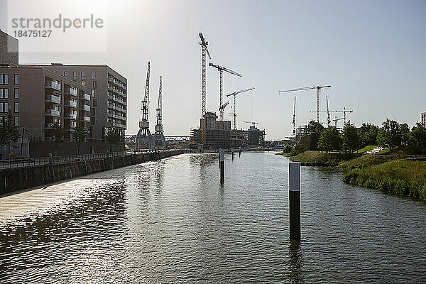 Deutschland  Hamburg  Elbe mit Industriekränen im Hintergrund