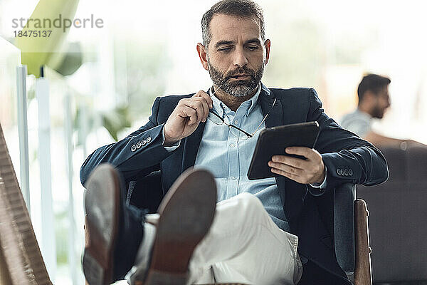 Geschäftsmann mit Brille und Tablet-PC