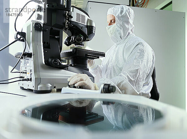 Wissenschaftler  der Mikroskop im Labor verwendet