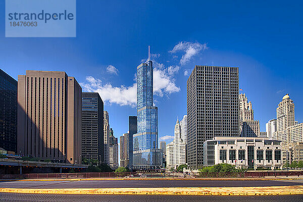Skyline der Stadt und Trump Tower vor blauem Himmel  Chicago  Illinois  USA