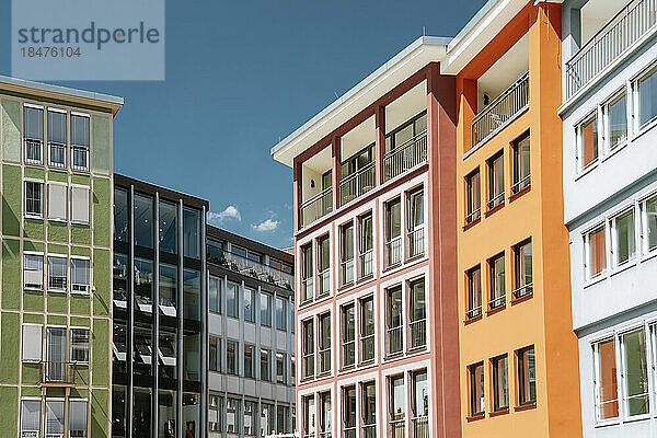 Mehrfarbige Gebäude an sonnigen Tagen  Stuttgart  Deutschland