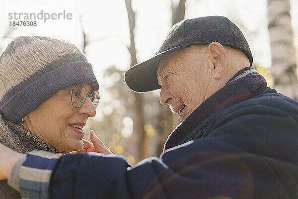 Romantisches Seniorenpaar von Angesicht zu Angesicht im Park