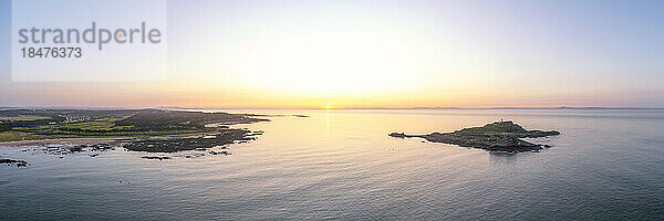 Firth of Forth-Mündung mit Insel Fidra und Yellowcraig Beach bei Sonnenuntergang  Schottland