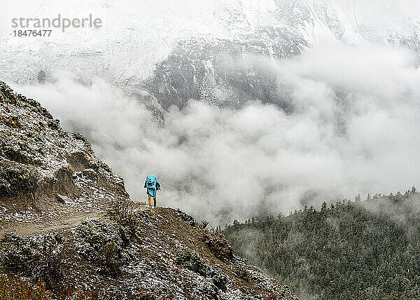 Mann wandert auf dem Berg am Annapurna Circuit in Nepal