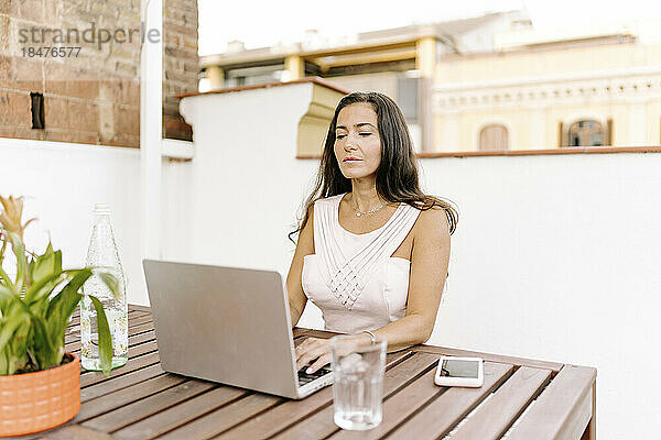 Freiberufler arbeitet am Laptop am Tisch