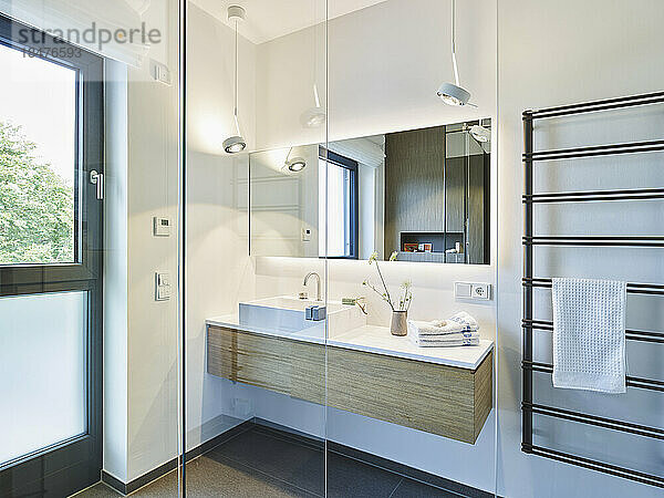 Leeres modernes Badezimmer mit Glastüren in der Wohnung