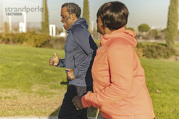 Älterer Mann und Frau joggen im Park