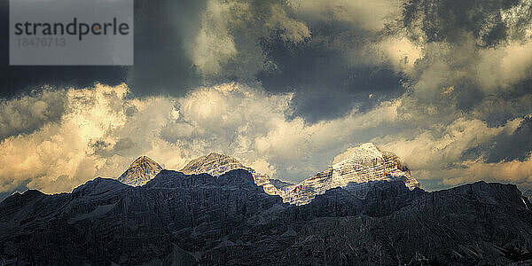 Berge unter bewölktem Himmel bei Sonnenaufgang  Dolomiten  Italien