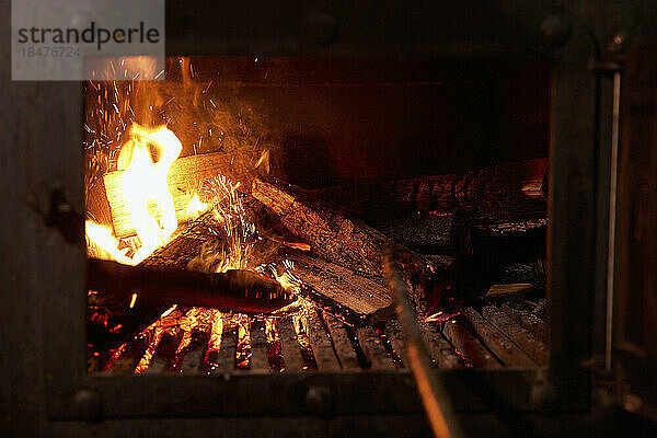 Brennholz brennt im Grill