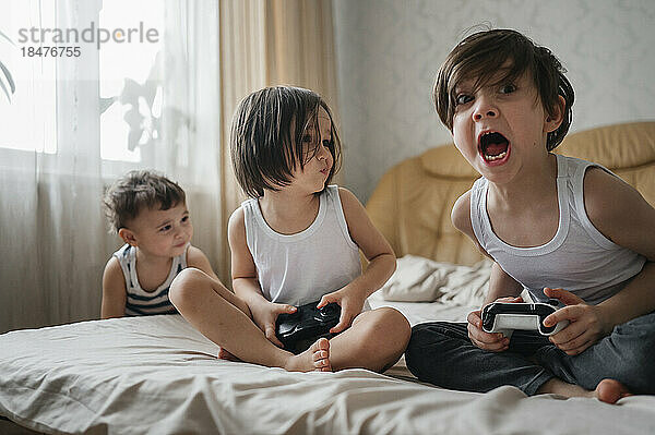Glückliche Brüder  die zu Hause Videospiele spielen