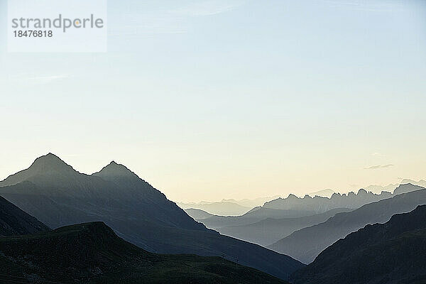 Österreich  Tirol  Berggipfel im nebligen Morgengrauen