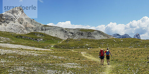 Paar beim Wandern in Richtung Rifugio Puez  Dolomiten  Italien