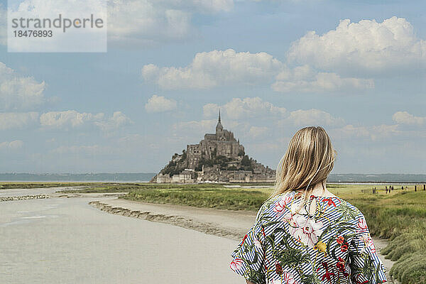 Frau blickt auf den Mont Saint-Michel  Normandie  Frankreich